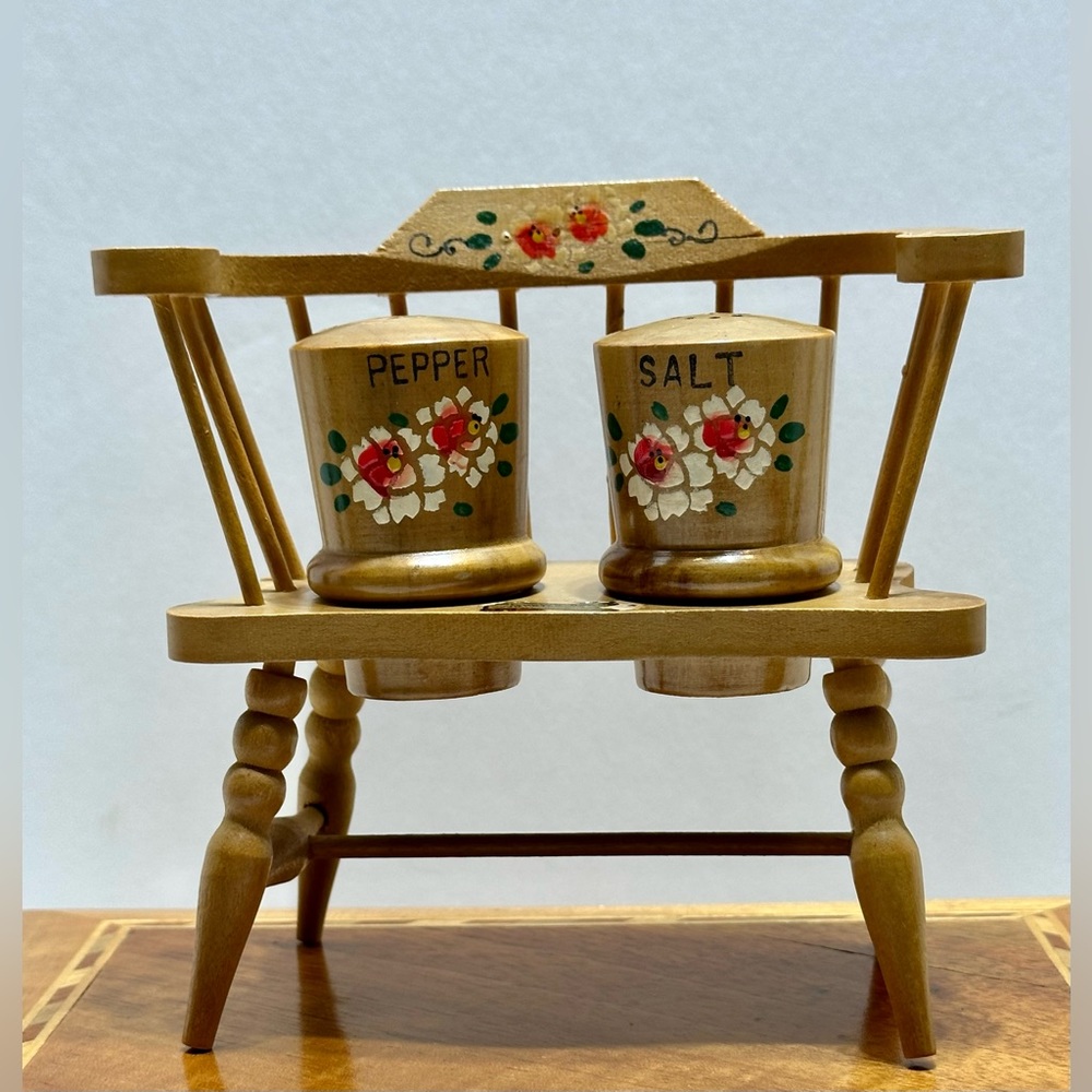 Vintage Wooden Handpainted Salt and Pepper Shaker Japan - Picture 4 of 8